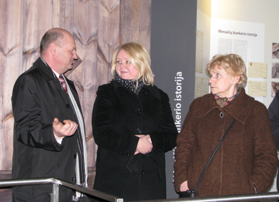 Radviliškio rajono savivaldybės mero pavaduotojas Kazimieras Augulis memorialo tvarkymo darbus aptarė su Lietuvos gyventojų genocido ir rezistencijos tyrimo centro Memorialinio departamento direktore Gintare Jakuboniene ir generalinė direktore Terese Birute Burauskaite.