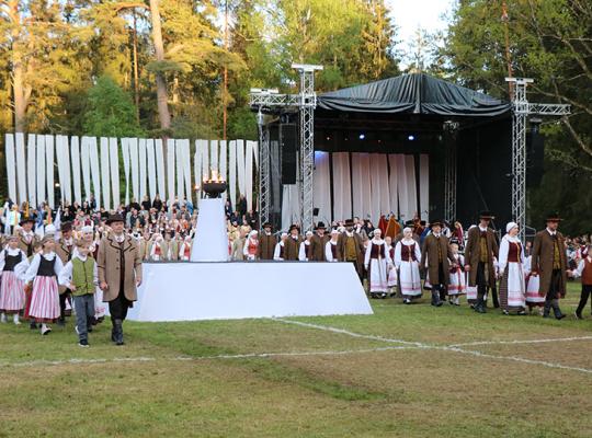 Daugėlių pušyne – skambių balsų aidai ir šokių ritmai