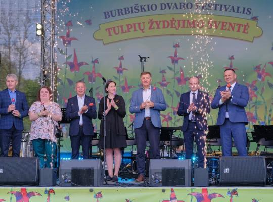Burbiškio dvaro festivalyje įspūdingai pasveikintas tulpių žydėjimas