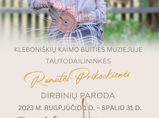 Kleboniškių kaimo buities muziejuje dirbinius pristato tautodailininkė Ramutė Prikockienė