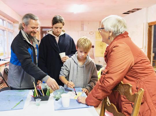 Šeduvos kraštotyros muziejaus lankytojai kūrė mėlynus šviesos atvirukus