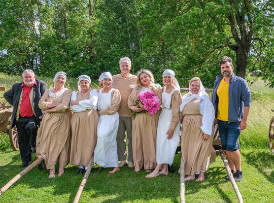 Kleboniškių muziejaus klojime vaidino Agluonėnų klojimo teatras