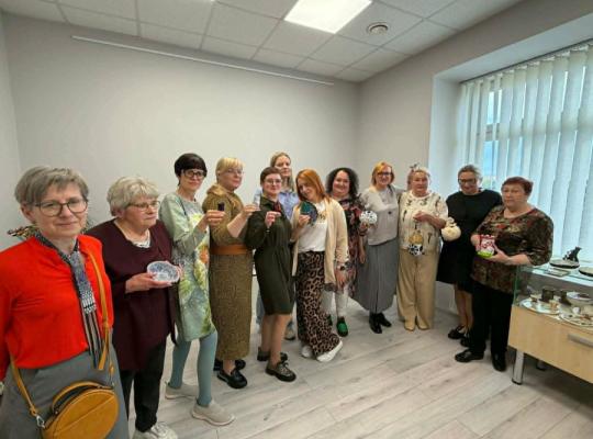 Kai rankos molyje, atsiveria siela: Radviliškyje atidaryta keramikos studijos paroda