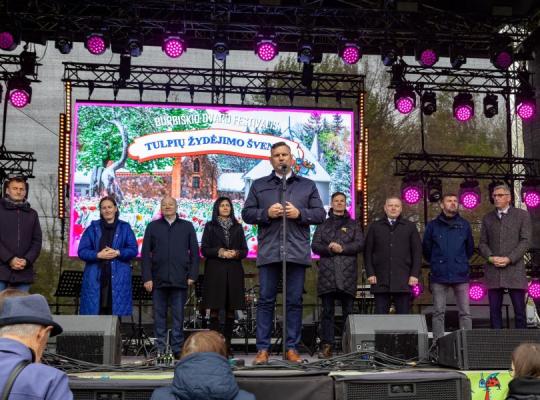 Burbiškio dvare po jubiliejinės Tulpių žydėjimo šventės ir toliau karaliauja žiedai