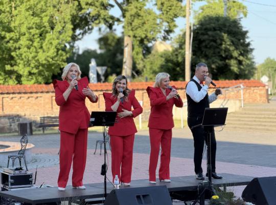 Vasaros vakaras, paskendęs akorduose: kvartetas „Pasimatymas“ užbūrė Baisogalos klausytojus