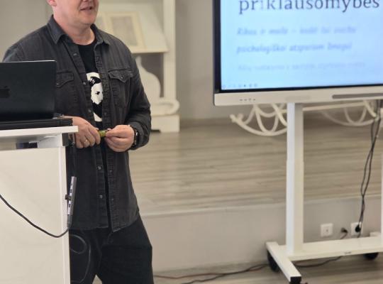 Bibliotekoje – mokymai apie ryšį su paaugliais