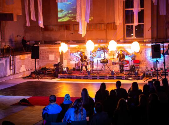 „Įjunk fantaziją baseino dugne“ – šiuolaikinio meno festivalis Alksniupių baseine