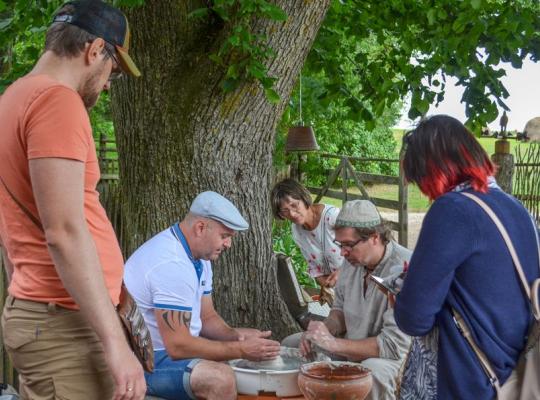 Kleboniškių kaimo buities muziejuje vyko priešpaskutinė Senųjų amatų ir edukacijų diena