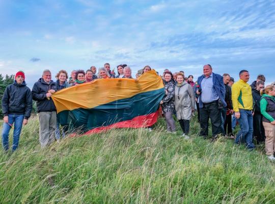 Lietuvos himnas vieningai skambėjo ant Raginėnų piliakalnio