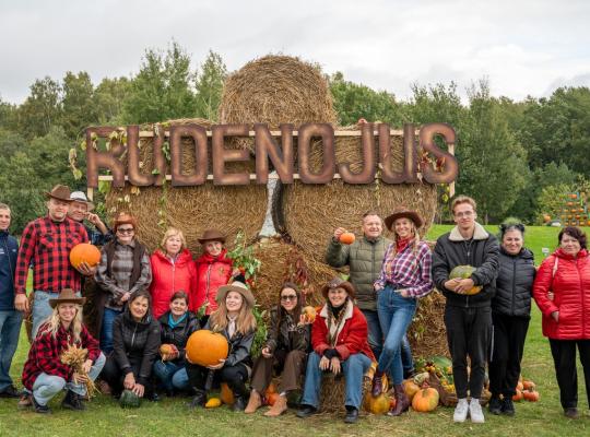 Rudens gėrybių ir bendrystės šventė „Rudenojus“ Daugėlaičiuose vėl subūrė gausų būrį lankytojų