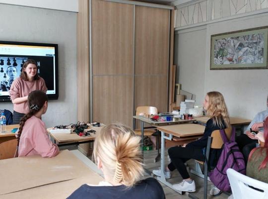Galerijos (AV17) edukacinis projektas „Kasdieniai objektai kūryboje” Radviliškio dailės mokykloje