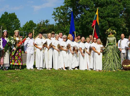 Žolinės šventėje Žemaitkiemyje pasirodė ir šokių kolektyvas iš Aukštelkų