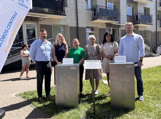 Radviliškyje prasidėjo Globos savaitė – atidengtos simbolinės „Tobulo vaiko“ ir „Tobulo suaugusiojo“ skulptūros