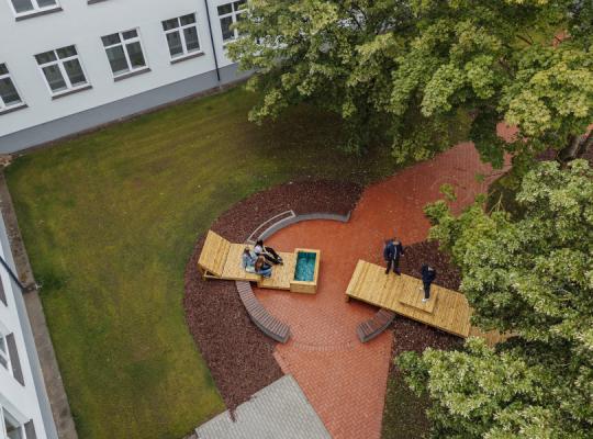 Šeduvos gimnazijoje originalūs lauko baldai kuriami pasitelkiant mokinių idėjas ir jų erdvinius poreikius