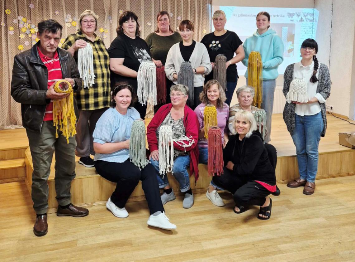 Pakalniškių kaimo bendruomenės edukacijoje „Mazgų magija: Makrame“ – kūrybinė bendrystė ir NMA projekto galimybės