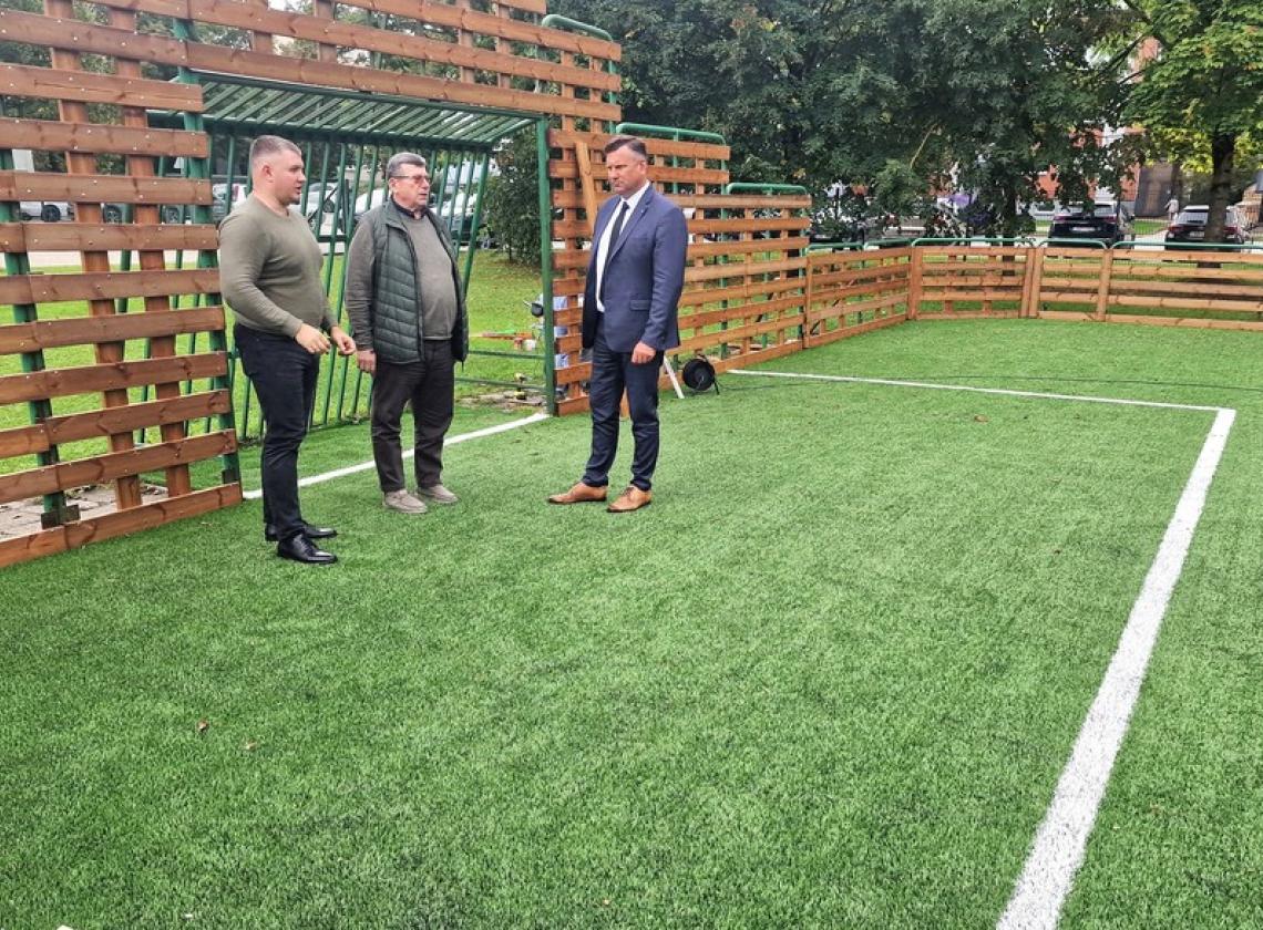 Radviliškyje atnaujinta intensyviai naudojama futbolo aikštelė