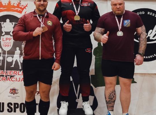 Radviliškietis Tadas Grimaila Latvijos klasikinio štangos spaudimo čempionate tapo čempionu
