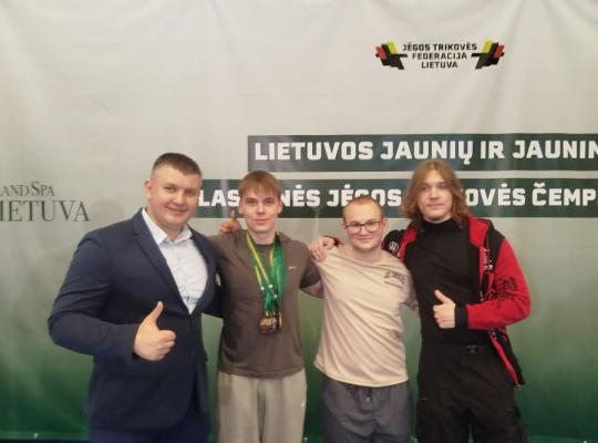 Radviliškiečių pergalės Lietuvos jaunių bei jaunimo klasikinės jėgos trikovės čempionate