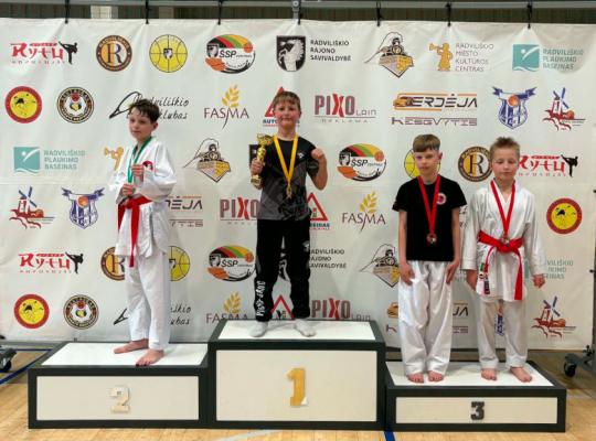Radviliškyje vyko Lietuvos WKF karatė vaikų pirmenybės: iškovota net 17 prizinių vietų