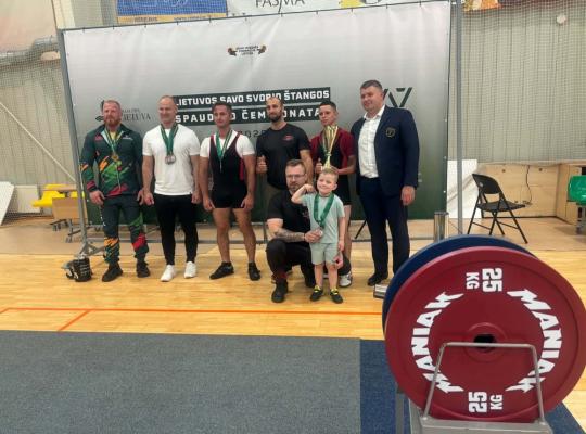 Sėkmingas radviliškiečių pasirodymas Lietuvos savo svorio štangos spaudimo čempionate