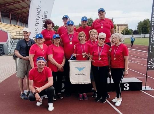 Radviliškiečiai žmonių su negalia sporto šventėje Bauskėje iškovojo 12 medalių