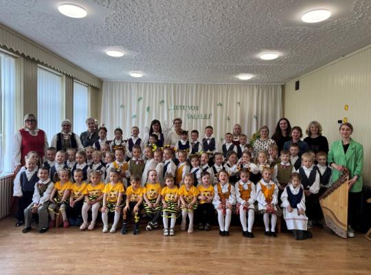 Kutiškių daugiafunkciame centre – vaikų atliekamos lietuvių liaudies dainos, šokiai, rateliai ir kanklių skambesys