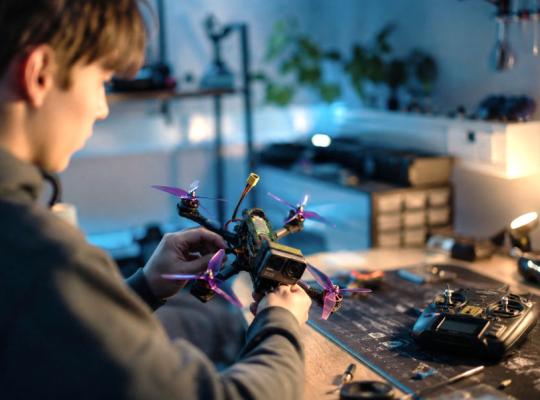 Visose rajono mokyklose veiks nemokami dronų pilotavimo būreliai