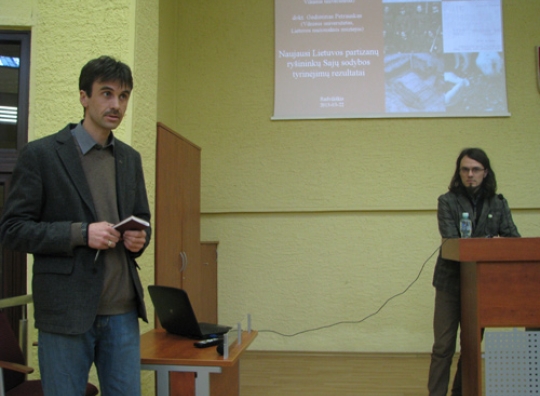 Lietuvos partizanų ryšininkų Sajų sodybos tyrinėjimo rezultatus pristatė Klaipėdos universiteto Baltijos regiono istorijos ir archeologijos instituto vyresnysis mokslo darbuotojas dr. Vykintas Vaitkevičius (kairėje) ir Vilniaus universiteto Istorijos fakulteto Archeologijos katedros doktorantas Gediminas Petrauskas