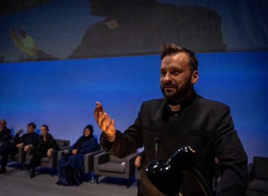 Scena iš Juozo Miltinio dramos teatro spektaklio „Irano konferencija“. Arvydo Gudo nuotrauka.