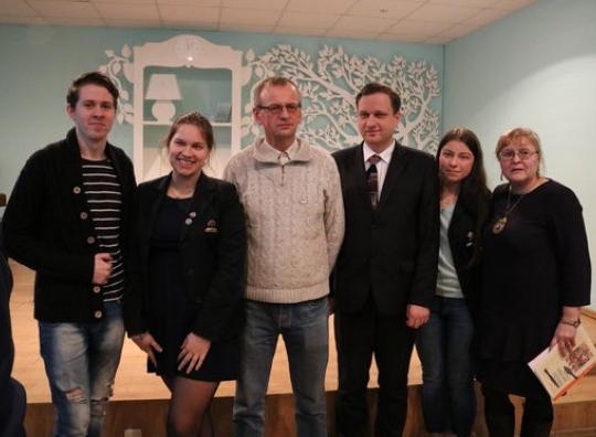 Radviliškio Vaižganto gimnazijos mokiniai, jų istorijos mokytoja ekspertė Laima Maminskienė kartu su knygos autoriais