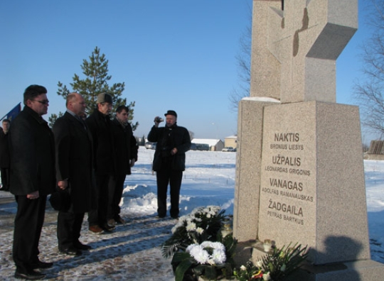 Prie paminklo Lietuvos partizanams padėti gėlių vainikai
