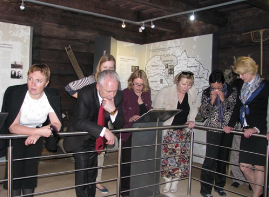 Komiteto nariams pristatyta nauja ekspozicija „Atiduok Tėvynei, ką privalai“, įrengta Minaičių memoriale