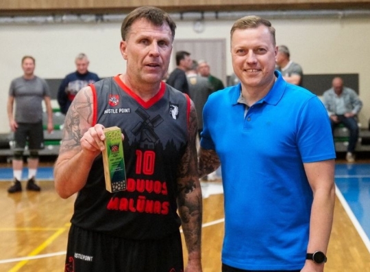 Vyrų komandos (amžiaus grupė 60+) naudingiausias žaidėjas Artūras Nacickas su LKLL direktoriumi Justinu Jasiukaičiu