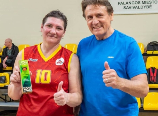 Moterų komandos naudingiausia žaidėja Jolanta Žiaunienė su LKLL prezidentu Valdemaru Chomičiumi